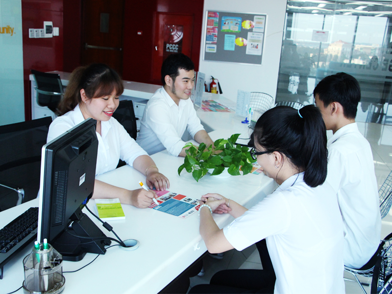 tuyen-dung-nhan-vien-tiep-tan-cho-trung-tam-ngoai-ngu-eiu-2